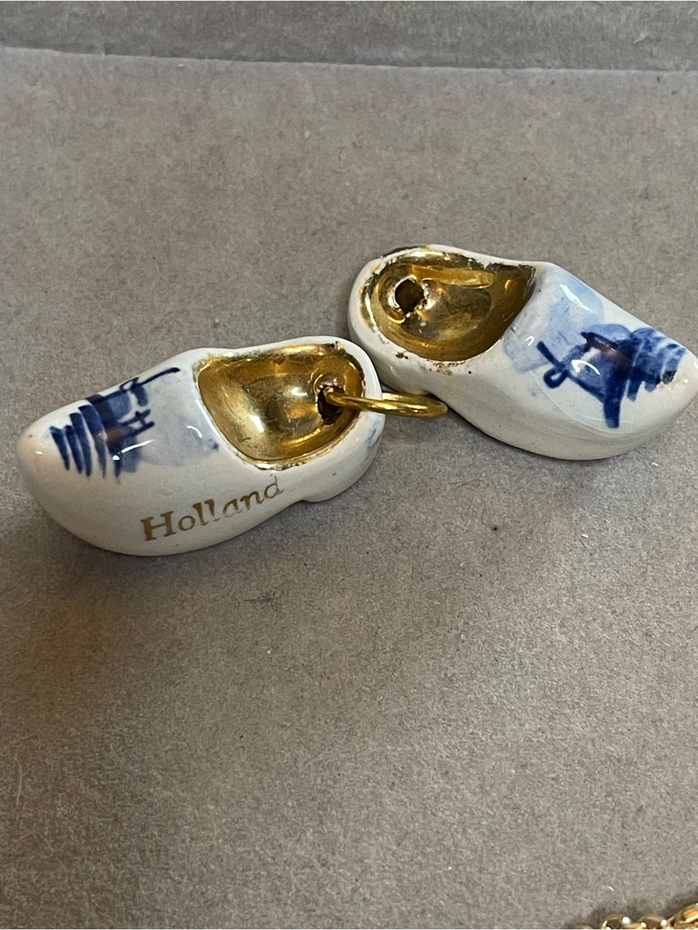 Vintage porcelain necklace and matching Holland charms - Picture 3 of 3